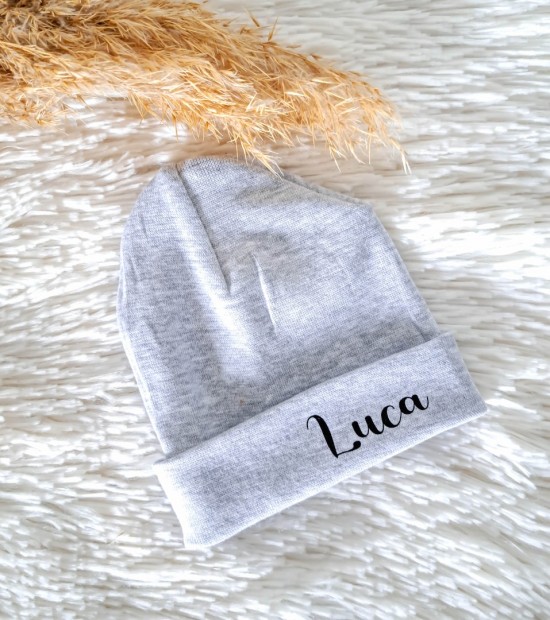 Newborn mutsje met naam grijs Gifts by M kraamcadeau